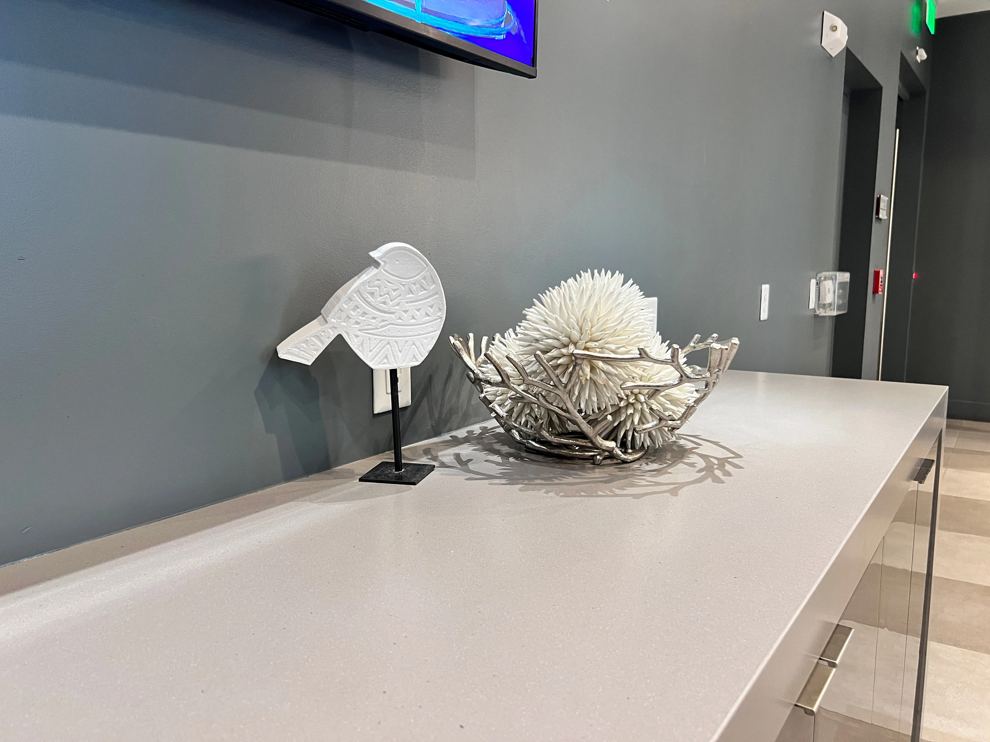 SMALL BIRD DECORATION, STANDING BIRD STATUE FOR YOU OR AS A GIFT. CHEAP HOME DECOR FEATURING A BIRD.